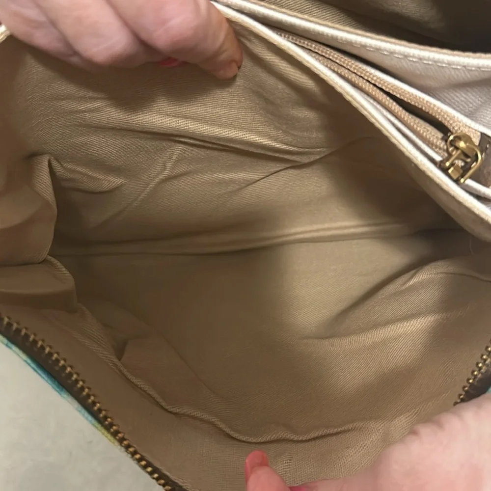 Anngoti turtle wristlet with detachable strap